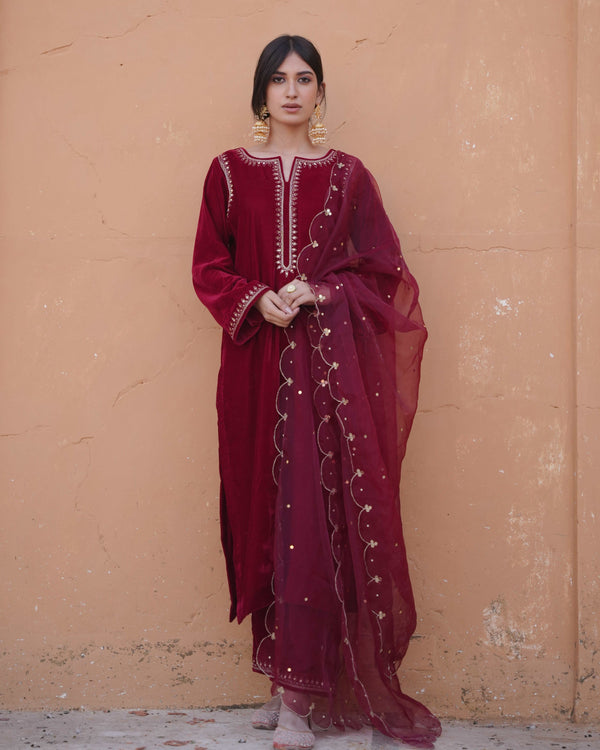 Zaharaa Maroon straight set